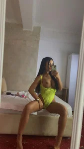 Kasandra_One Yellow Outfit Gambar