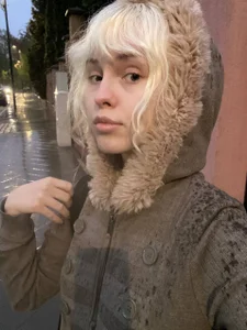 HannahHollis I'm walking in the rain Foto 3