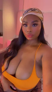 huge_boobs_ebony_ Public slika 3