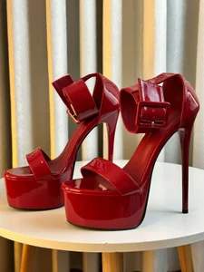 missmegann This is how I walk… straight into your fantasies Foto 4