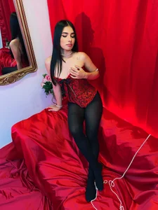 Natasha_Ferrec A touch of danger, the rest is up to you 😈 Billede 5