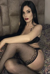 LunaDomme Too close to ignore me… don’t you think? 💋” รูป  2