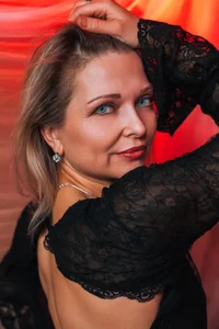 Gloria_Lovely Public Pic 4