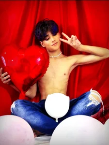 spicy_adonhis 😘💖 Valentine's Day: A tender gesture in the midst of the celebration. 💖😘 รูป 