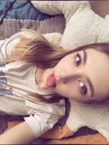 AveryBerkson I'm lying around at home Hình