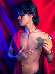 two versions of me on Valentine's Day; red shirt and roses, or black and temptation, choose de dreyk20 Foto 2