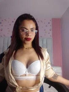 sara_1s hola hola টি ছবি