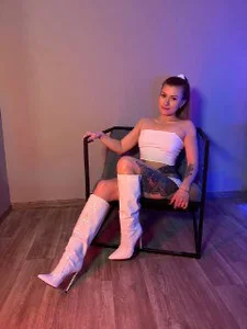 RinaFox__のStripの枚の写真