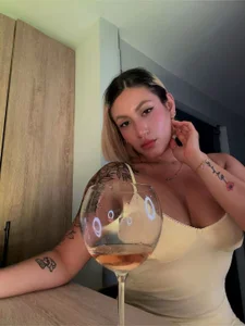 Emily_robertss Take a wine together slika 3