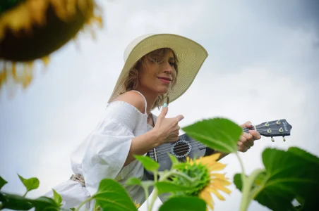 AdrianaSeaMy sunflower summer 2024图片