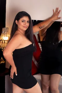 ElizabethWeill Sexy Black Pic 5
