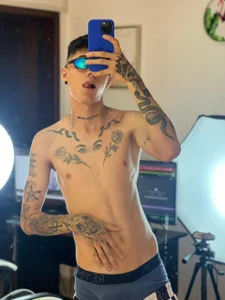 Tommy_valverde a cute skinny guy with tattoos 圖片