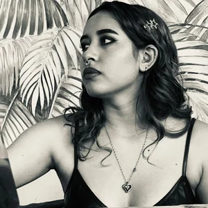 Luna_Roja666 Casual Lara Pic 4