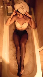 ms_afrodita_ a bubble bath Pic 3