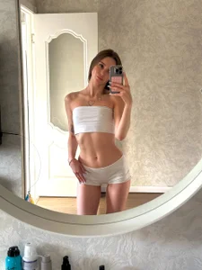 LitellyBella lady in white slika