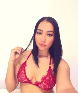 Mia_Bennett__ Public  2টি ছবি