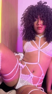 Marcelyn_0 I hope you love my curls as much as I do🫣🤍🤍 Foto 2