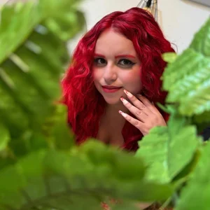 Estefy_Fantasy Peeking Through the Green Billede