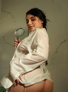 PAULETEJOHNSON SHOWER WITH ME 🚿🫧💦 Pic