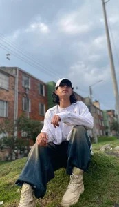 I love teasing, playing, and connecting with those who know how to treat me right. de santi_foxxx_  3 Imagens