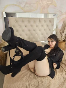 _VALERIAGOMEZ Take out my clothes pls Foto 6