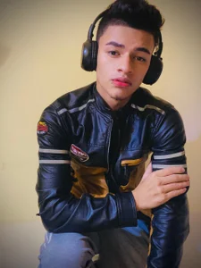 VikoHands a bit of me Pic 4