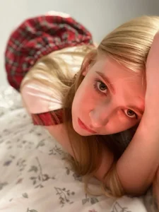 WetKaylaaのCute student Kayla teasesの 2枚の写真