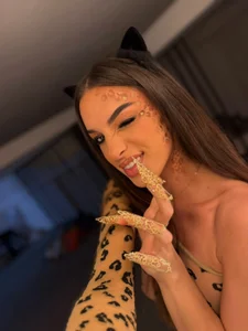 IrisMonn 🐾Purrfectly naughty... just a little kitten looking for attention🖤🐾 slika 3