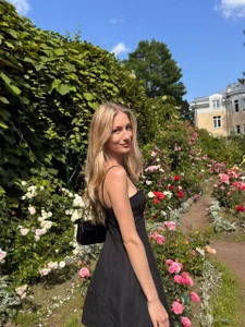 GabriellaOlsen give girls flowers ! Pic