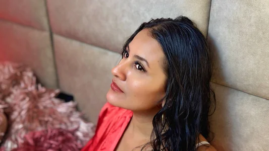 Mila-Novak sexy with my red bathrobe Foto 2