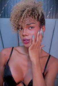 Eye contact is a dangerous game. 🖤🌙 de NaomiSteward  Imagens