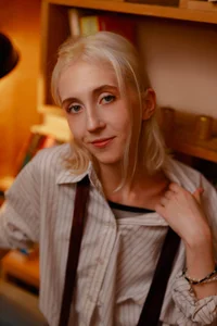 Elen__Moore glasses on tie undone Bilde