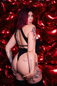 Alana_2916_ red and black girl Foto 2