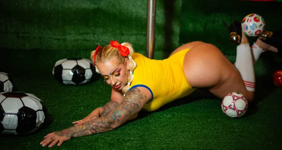 SophieWinsloow 💋 The Desire Cup Pic 3