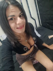 Valentinaa_LenoxxxCome closer... I want to show you something Bild