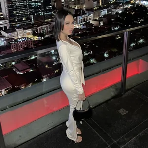 Selena_RouseHows the view?图片