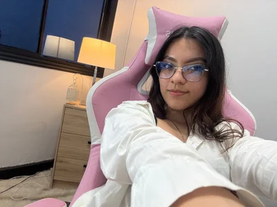 gabyevans4 Will you fuck this office worker? รูป  2