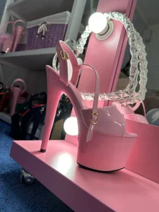 laracroftt1 heels2 Foto 9