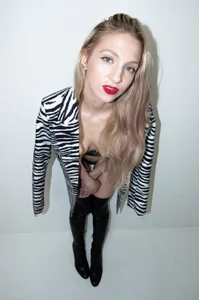 Emilly_Hart Cool vibe😎 Pic 3