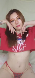 Amber_prada "Look at me... ready to make you throb in this tiny red top 😈 Come play with your naughty girl? 💦" Bilde 4