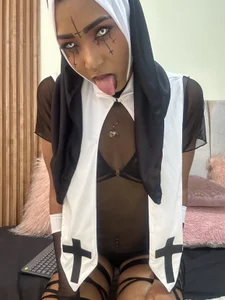 cristal_subin69: Sexy monja 🥵🙏 ( 2 фото)