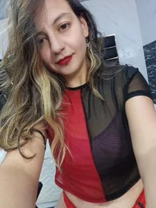 ArianaSommers Red and Black Immagine  5