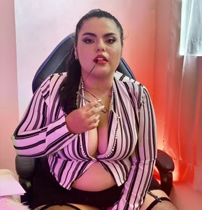 EmmaSymon sexy in the office Pic 4