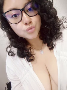 curly_greeneyed Do You Like How I Look In White? Εικόνα 2