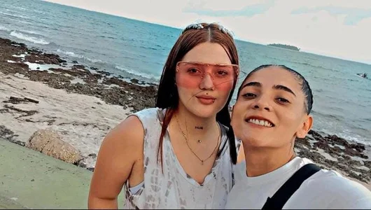 AndreaAndKarina Travel together Pic