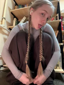 bambi_lu library worm🪱 Foto