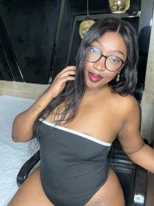 YallianaBrooks 😈A single glance won't be enough to take me all in🤤  4. fénykép