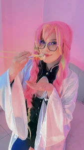 AmberFarrellのThe cuttest Waifuの 2枚の写真