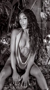 Mistt_Mia I'm just as sexy on the street! Pic 2
