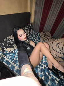 IndestructibleLilyのQueen is on fire🔥の枚の写真